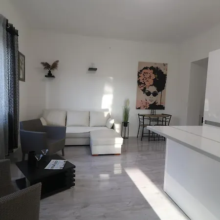 Apartment Black Or White *